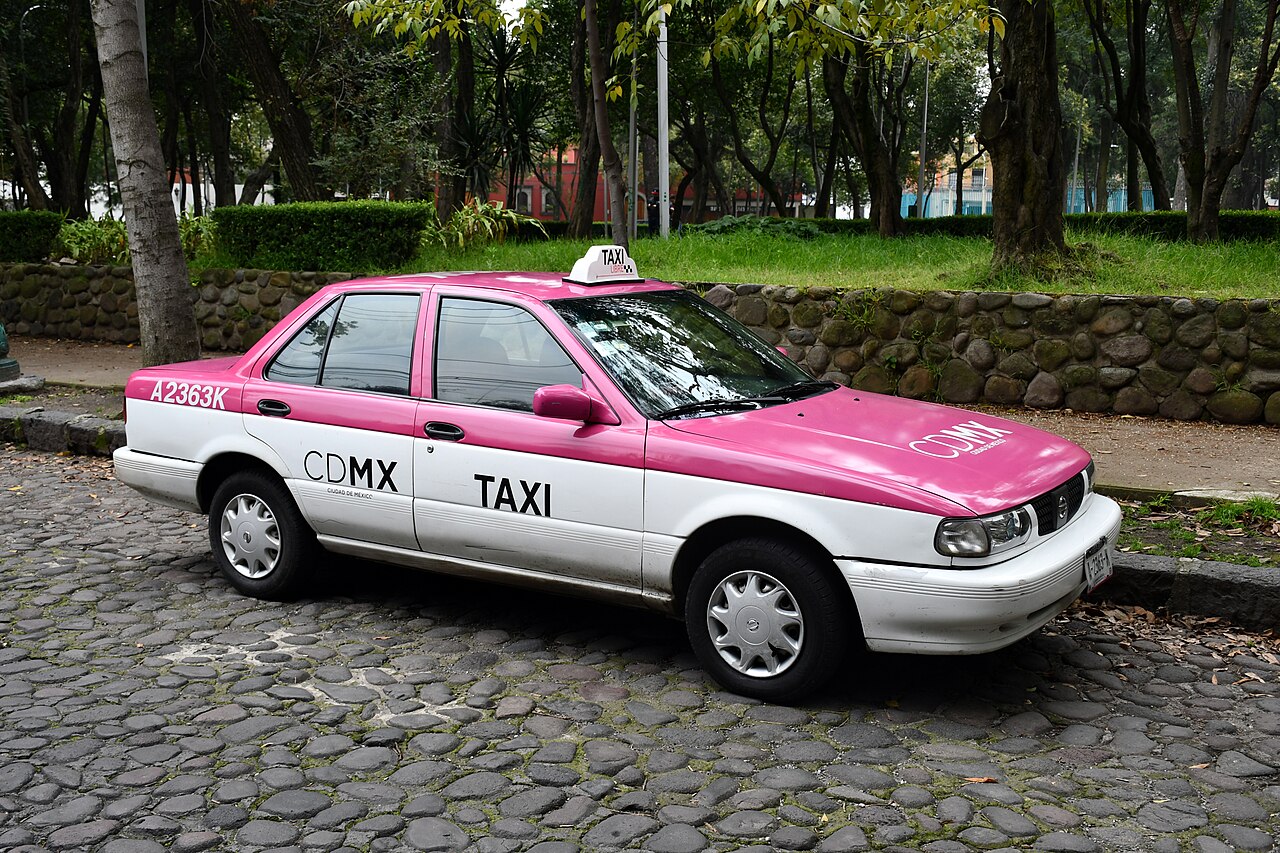 Nissan Tsuru taxi en la Ciudad de México